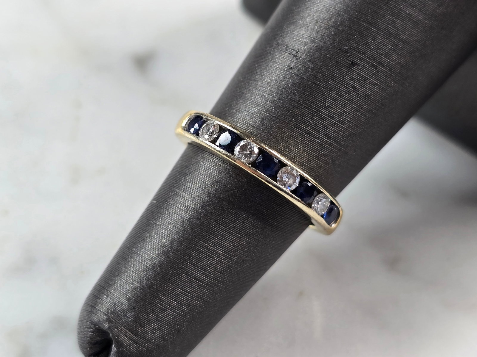 Women's Vintage Estate 18K Gold Diamond & Sapphire Ring: FOR SALE IS THIS LOVELY WOMEN'S 18K YELLOW GOLD RING WITH DIAMONDS AND DARK BLUE SAPPHIRES. THE RING WEIGHS 4.0g, AND IS A SIZE 5.5. THERE ARE ABOUT .28cts OF DIAMONDS. NOT SURE IF THE SAPPHIRES ARE R