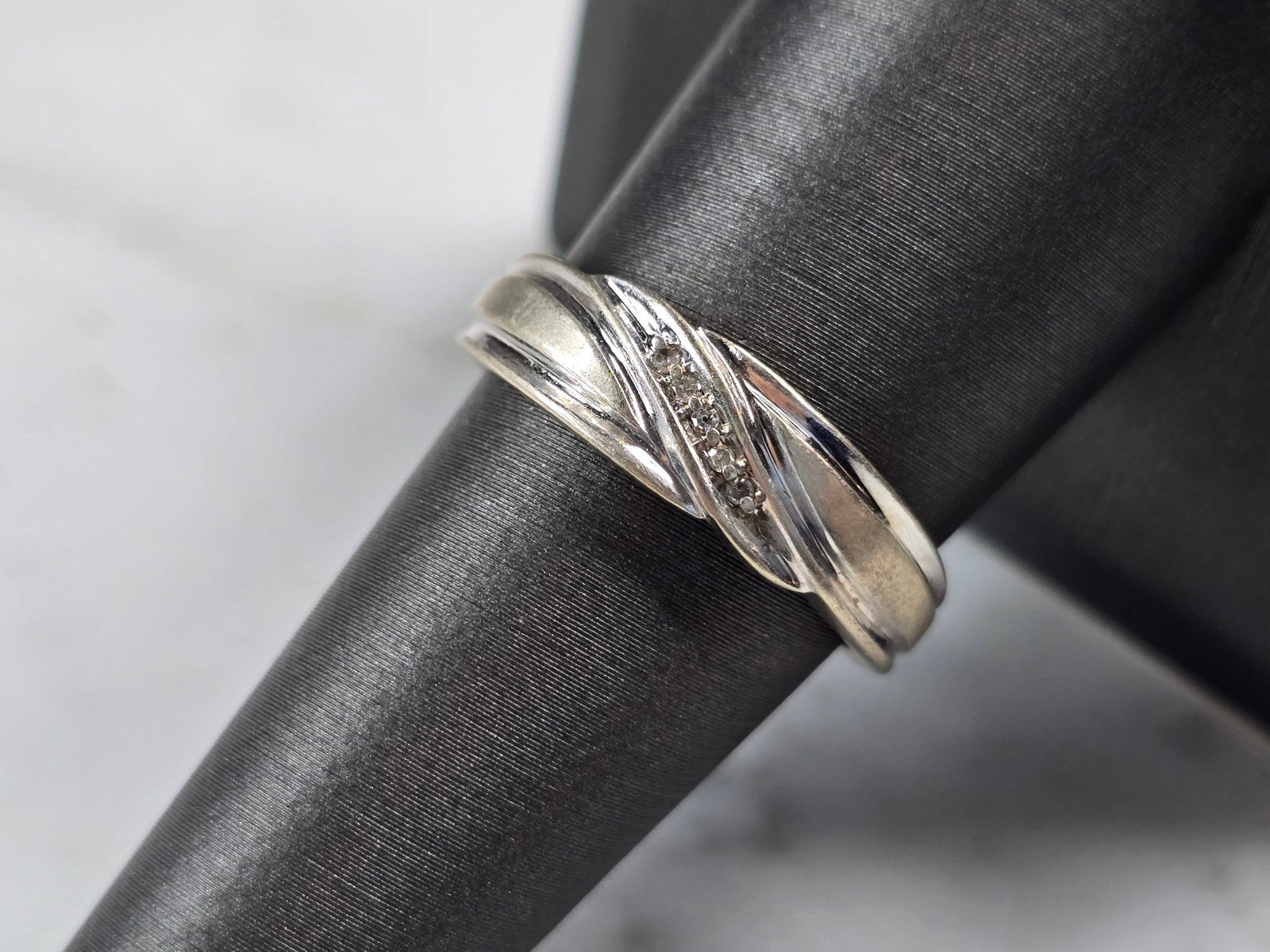 Mens Vintage Estate 10k White Gold Diamond Ring: FOR SALE IS A LOVELY VINTAGE ESTATE MEN'S 10K WHITE GOLD RING WITH ABOUT .05cts OF DIAMONDS. THE RING WEIGHS 4.2g, AND IS A SIZE 8.25. THE FACE OF THE RING MEASURES 1/4" WIDE. THIS WOULD MAKE A BEAUTI