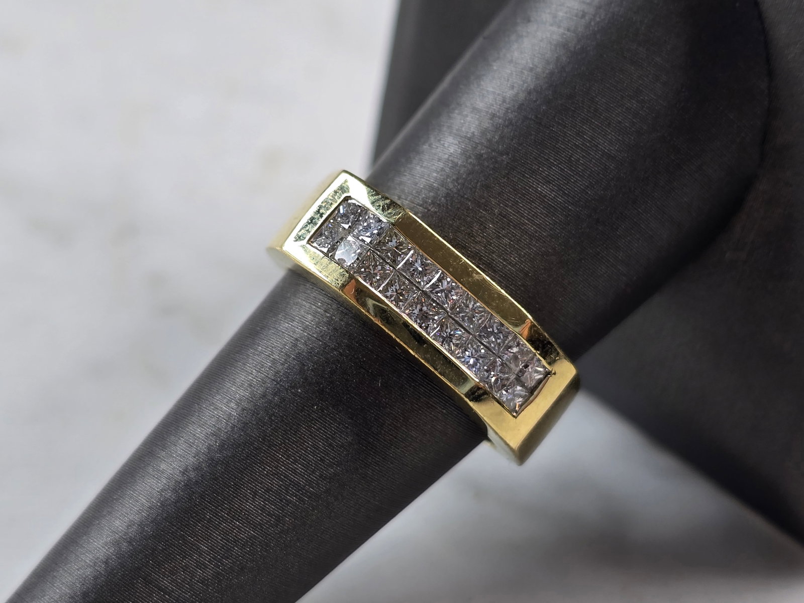Mens Vintage Estate 18K Yellow Gold Diamond Ring: A MENS VINTAGE 18K YELLOW GOLD DIAMOND RING WITH A TOTAL OF ABOUT 1.08cts OF DIAMONDS. THE TOTAL WEIGHT IS 11.0g, AND IS A SIZE 8.25. RING IS MARKED 18K ON THE INSIDE OF THE BAND. ANY QUESTIONS PLEASE