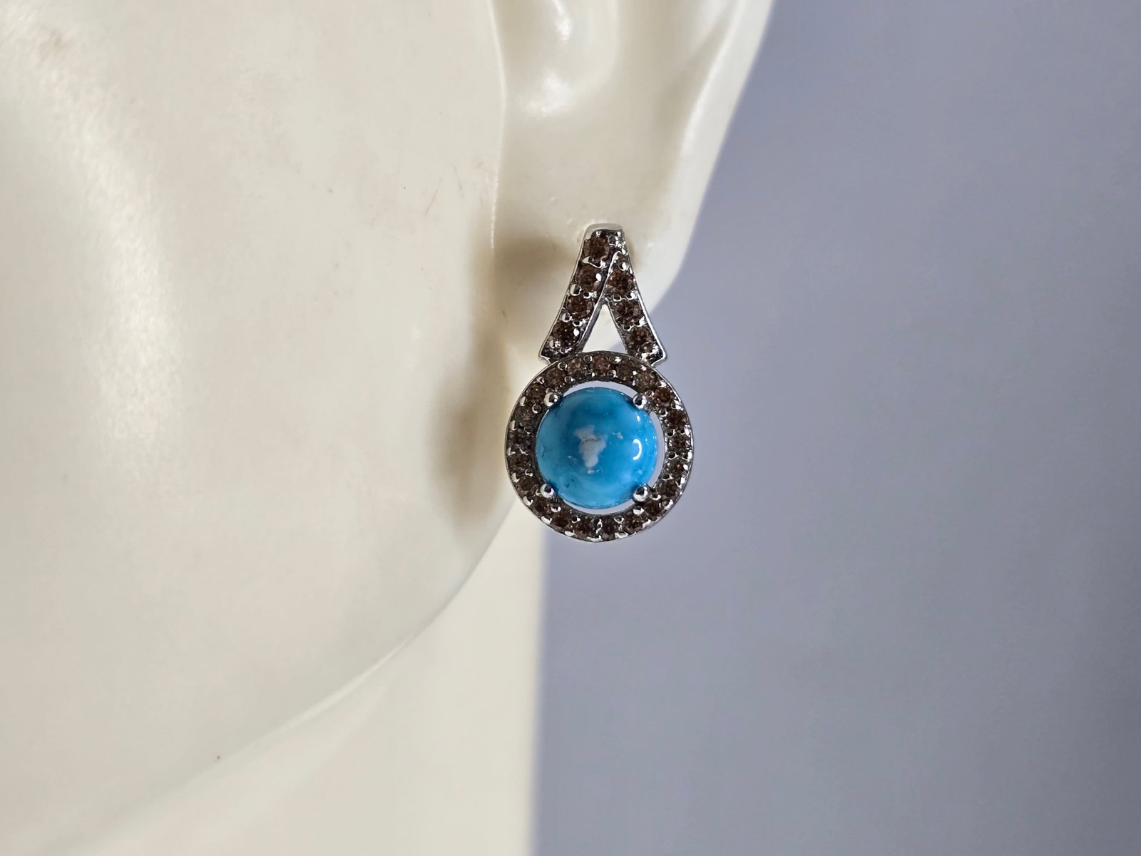 Womens Vintage Estate Sterling Silver Turquoise Earrings: A PAIR OF WOMENS VINTAGE ESTATE STERLING SILVER TURQUOISE EARRINGS THAT WEIGHS 2.3g, AND MEASURES 1/2" LONG BY 3/8" WIDE. NOT SURE IF THE STONES ARE NATUARAL OR MAN MADE. ANY QUESTIONS, PLEASE DO NOT 