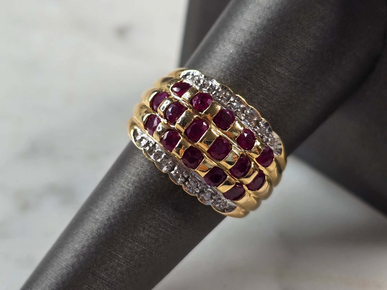 Womens Vintage Estate 14K Yellow Gold Diamond & Garnet Ring: FOR SALE IS THIS WONDERFUL WOMENS 14K YELLOW GOLD WITH DIAMONDS AND GARNET CHIPS. THE RING WEIGHS 6.7g AND HAS ABOUT .14cts OF DIAMONDS. THE SIZE OF THE RING IS AN 8.0. ANY QUESTIONS PLEASE DO NOT HES