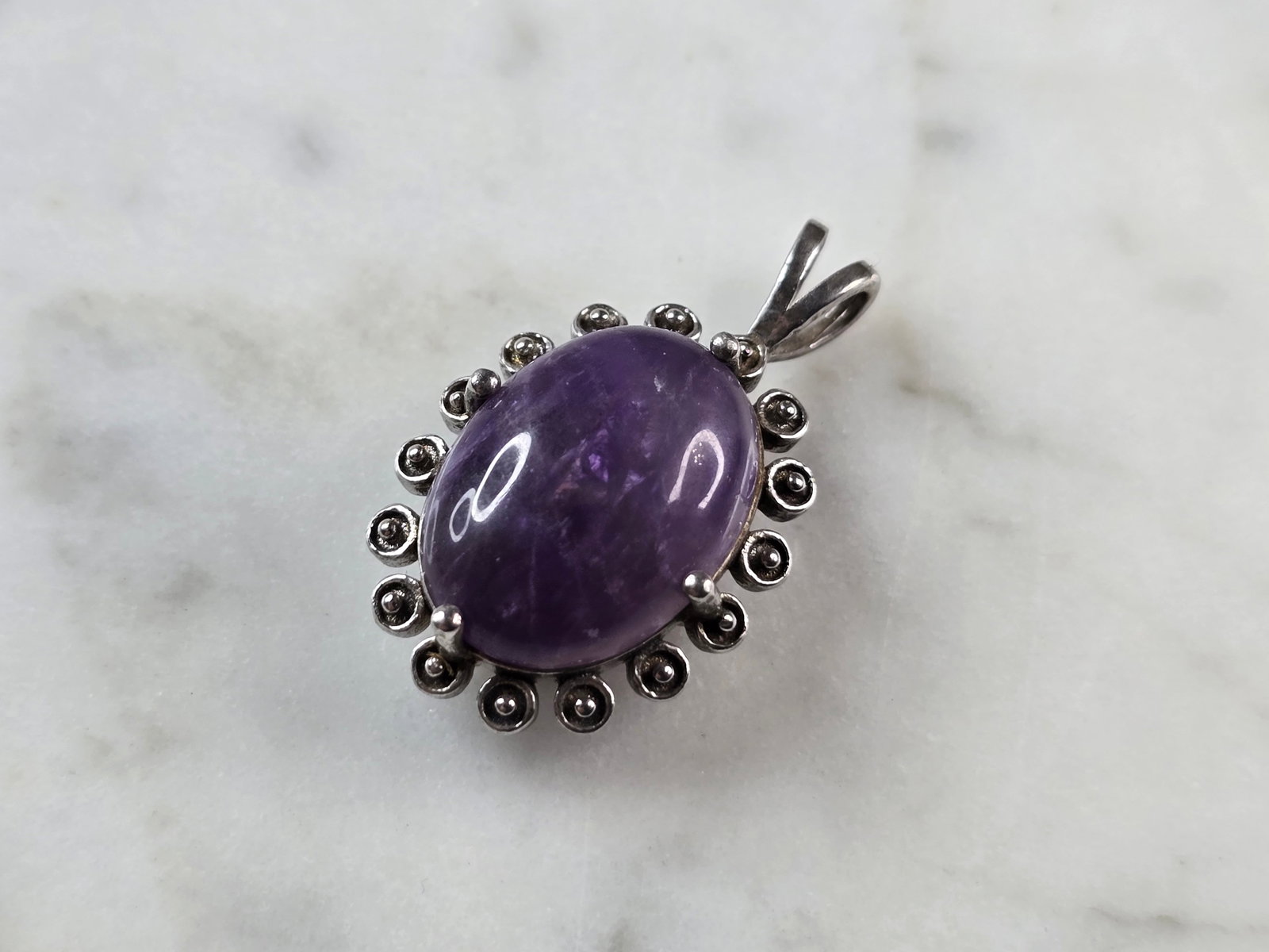 Womens Estate Sterling Silver Modernist Amethyst Pendant: A WOMENS ESTATE STERLING SILVER AMETHYST PENDANT . THE PENDANT MEASURES 1" LONG BY 5/8" WIDE, AND WEIGHS 4.0g. WOULD MAKE A GREAT GIFT FOR THAT SPECIAL SOMEONE. ANY QUESTIONS PLEASE DO NOT HESITATE TO