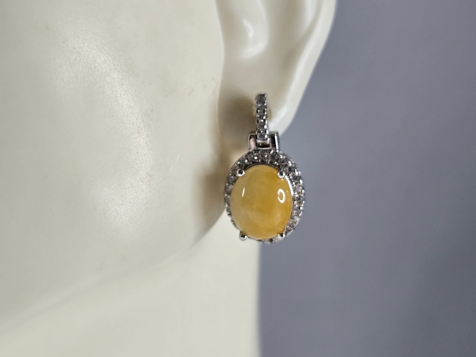 Womens Vintage Estate Sterling Silver Calcite Cabochon Earrings: A PAIR OF WOMENS VINTAGE ESTATE STERLING SILVER CALCITE CABOCHON COLORED EARRINGS. NOT SURE IF STONES ARE NATURAL OR MAN MADE. THE EARRINGS WEIGH 4.3g AND MEASURE 3/4" LONG BY 1/2" WIDE. ANY QUESTIONS