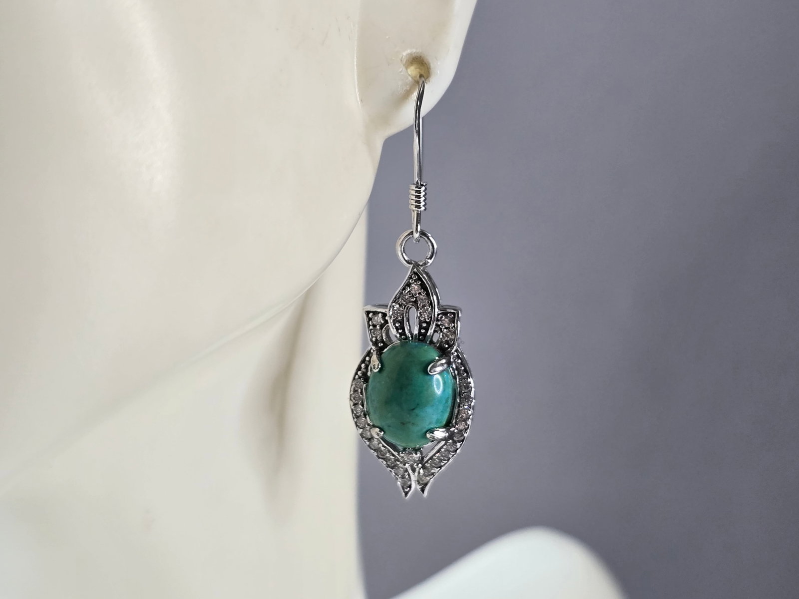 Womens Vintage Estate Sterling Silver Turquoise Earrings: A PAIR OF WOMENS VINTAGE ESTATE STERLING SILVER TURQUOISE EARRINGS THAT WEIGHS 4.5g, AND MEASURES 1 1/2" LONG BY 1/2" WIDE. NOT SURE IF THE STONES ARE NATUARAL OR MAN MADE. ANY QUESTIONS, PLEASE DO NO