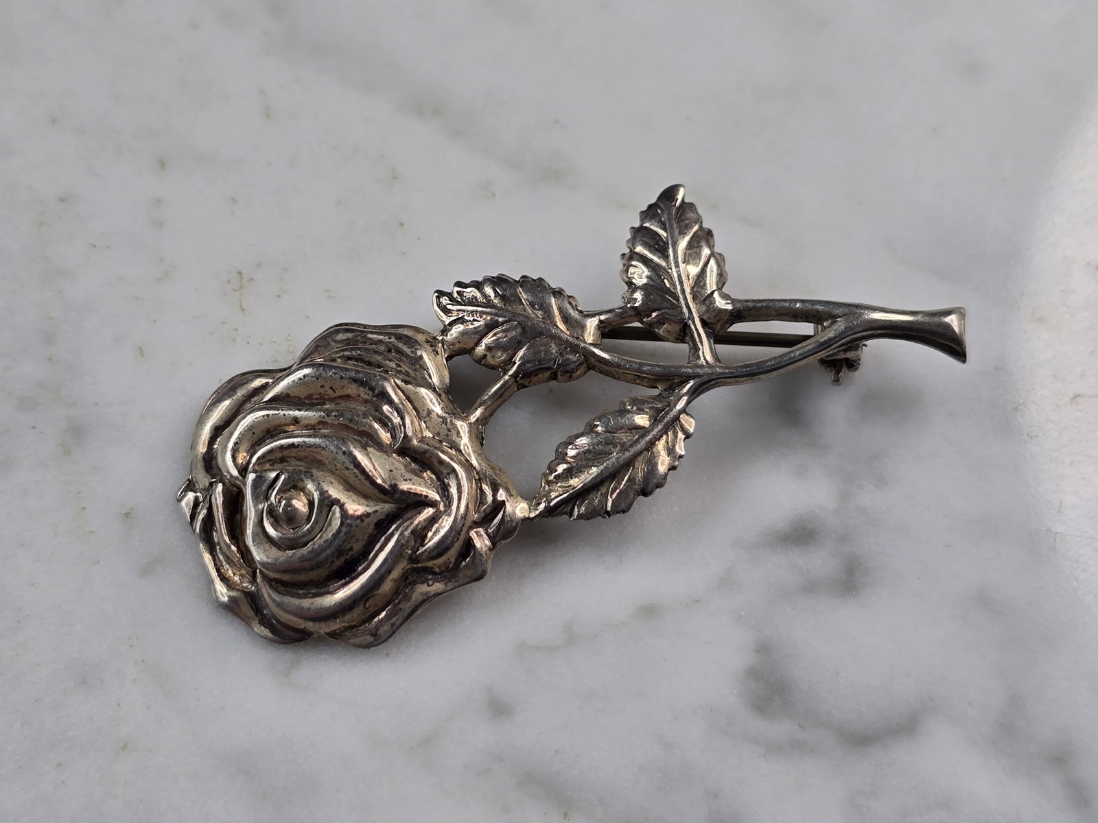 Womens Vintage Estate Lang Sterling Silver Rose Brooch: FOR SALE IS THIS LOVELY VINTAGE ESTATE .925 LANG STERLING SILVER ROSE BROOCH. THE TOTAL WEIGHT OF THE BROOCH IS 5.1g. THE BROOCH MEASURES 2 1/8" LONG BY 1" WIDE. MAKES A GREAT GIFT FOR THAT SPECIAL SO