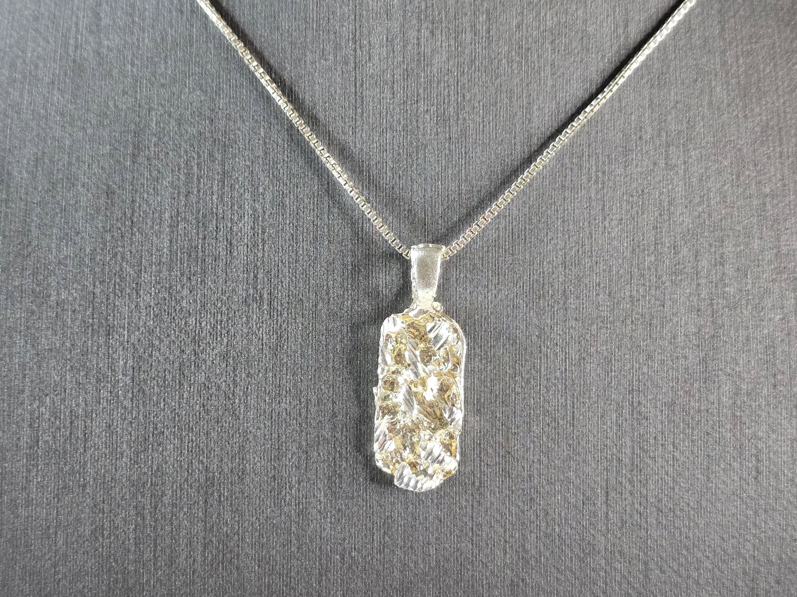 Womens Vintage Estate Sterling Silver Nugget Pendant Necklace: A WOMENS VINTAGE ESTATE STERLING SILVER NUGGET PENDANT WITH NECKLACE. THE TOTAL WEIGHT IS 6.1g. THE PENDANT MEASURES 1 1/8" LONG BY 3/8" WIDE. THE NECKLACE MEASURES 18" LONG. MAKES A GREAT GIFT FOR TH