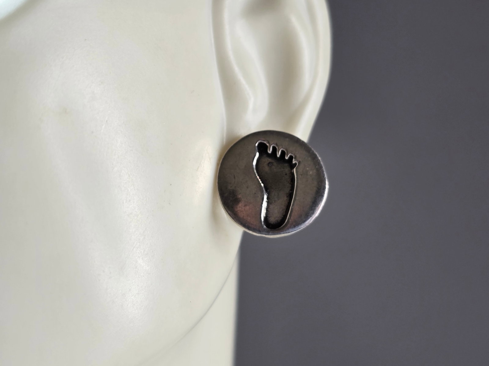 Womens Vintage Sterling Silver Baby Footprint Earrings: A PAIR OF WOMENS STERLING SILVER BABY FOOTPRINT EARRINGS. EARRINGS WEIGH 3g AND MEASURES 1/2" DIAMETER. ANY OTHER QUESTIONS, PLEASE DO NOT HESITATE TO ASK. BE SURE TO CHECK OUT SOME OF MY OTHER GREAT 