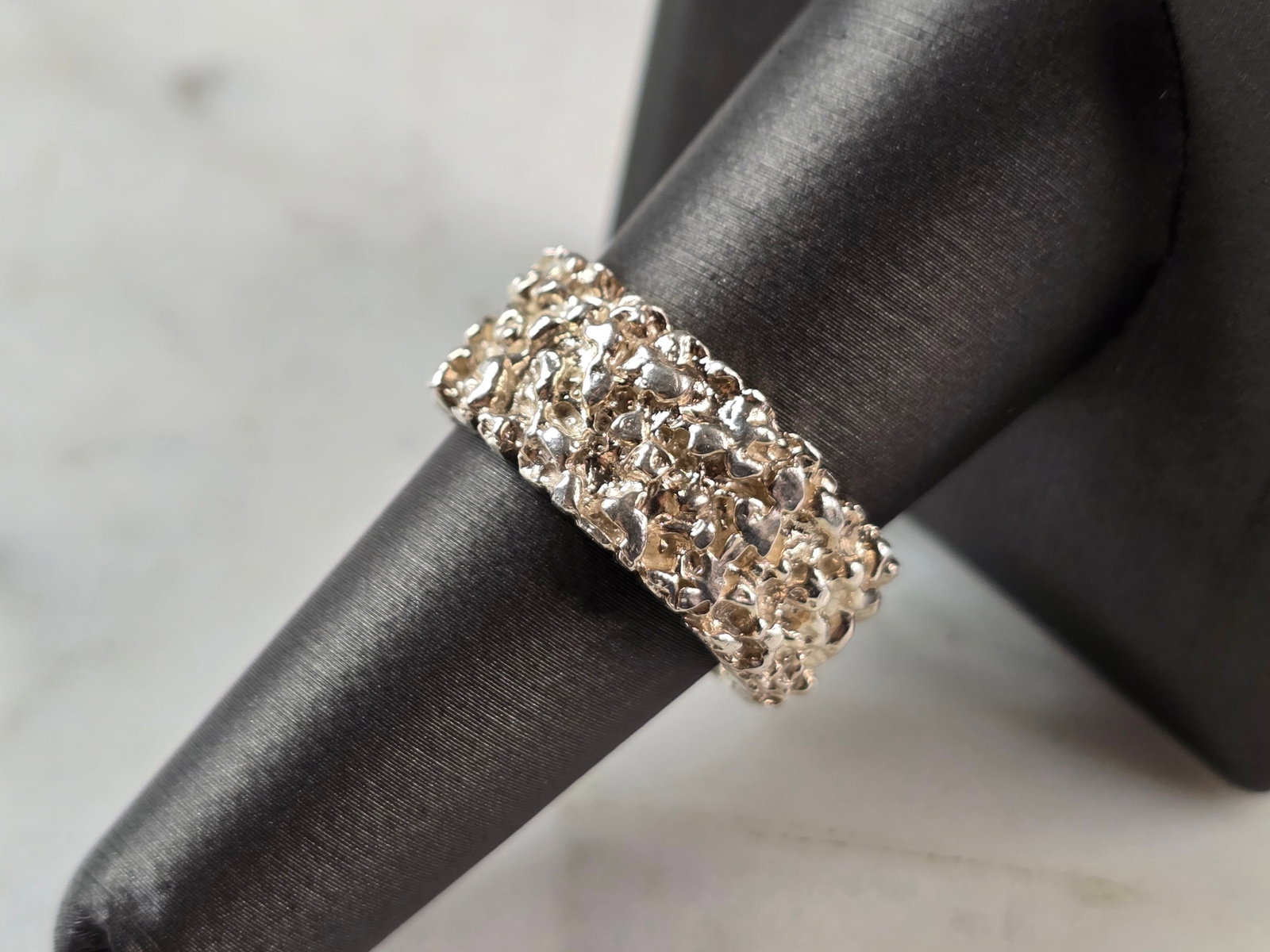 Mens Vintage Estate Sterling Silver Nugget Style Ring: A MENS VINTAGE ESTATE STERLING SILVER NUGGET STYLE RING. THE RING WEIGHS 10.1g AND IS A SIZE 8.5. THE WIDTH OF THE RING IS 3/8". THIS RING WOULD BE A WONDERFUL GIFT FOR THAT SPECIAL SOMEONE. ANY QUEST