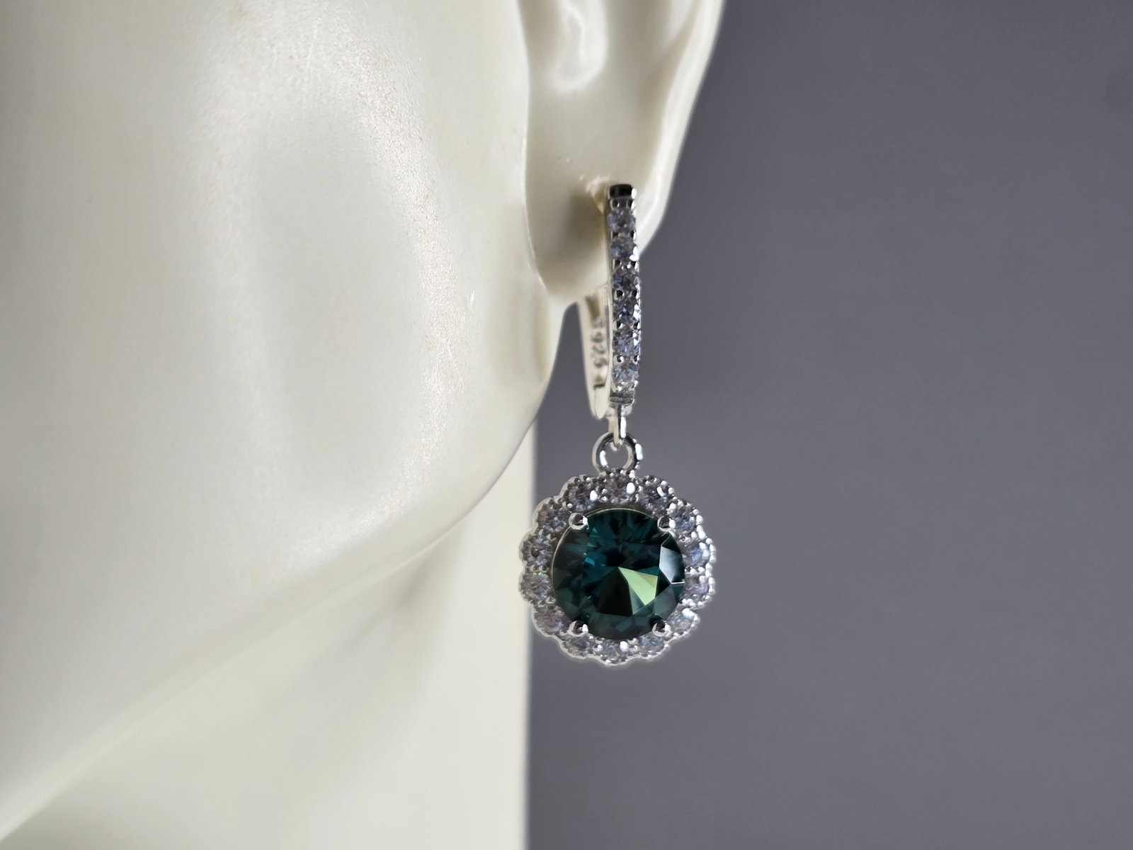 Womens Vintage Estate Sterling Silver Dangle CZ Earrings: A PAIR OF WOMENS STERLING SILVER DANGLE CZ EARRINGS WITH EMERALD COLORED STONE. EARRINGS WEIGH 6.3g AND MEASURE 1 1/8" LONG BY 1/2" WIDE. ANY OTHER QUESTIONS, PLEASE DO NOT HESITATE TO ASK. BE SURE TO