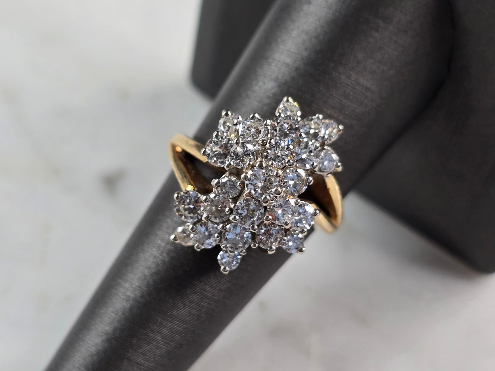 Womens Vintage Estate 14k Yellow Gold Diamond Ring: FOR SALE IS THIS EXQUISITE VINTAGE ESTATE 14K GOLD WOMENS DIAMOND RING. THE RING WEIGHS 6.9g. THE SIZE OF THE RING IS A 8.25. THERE ARE ABOUT 2.95cts OF DIAMONDS IN THIS RING.