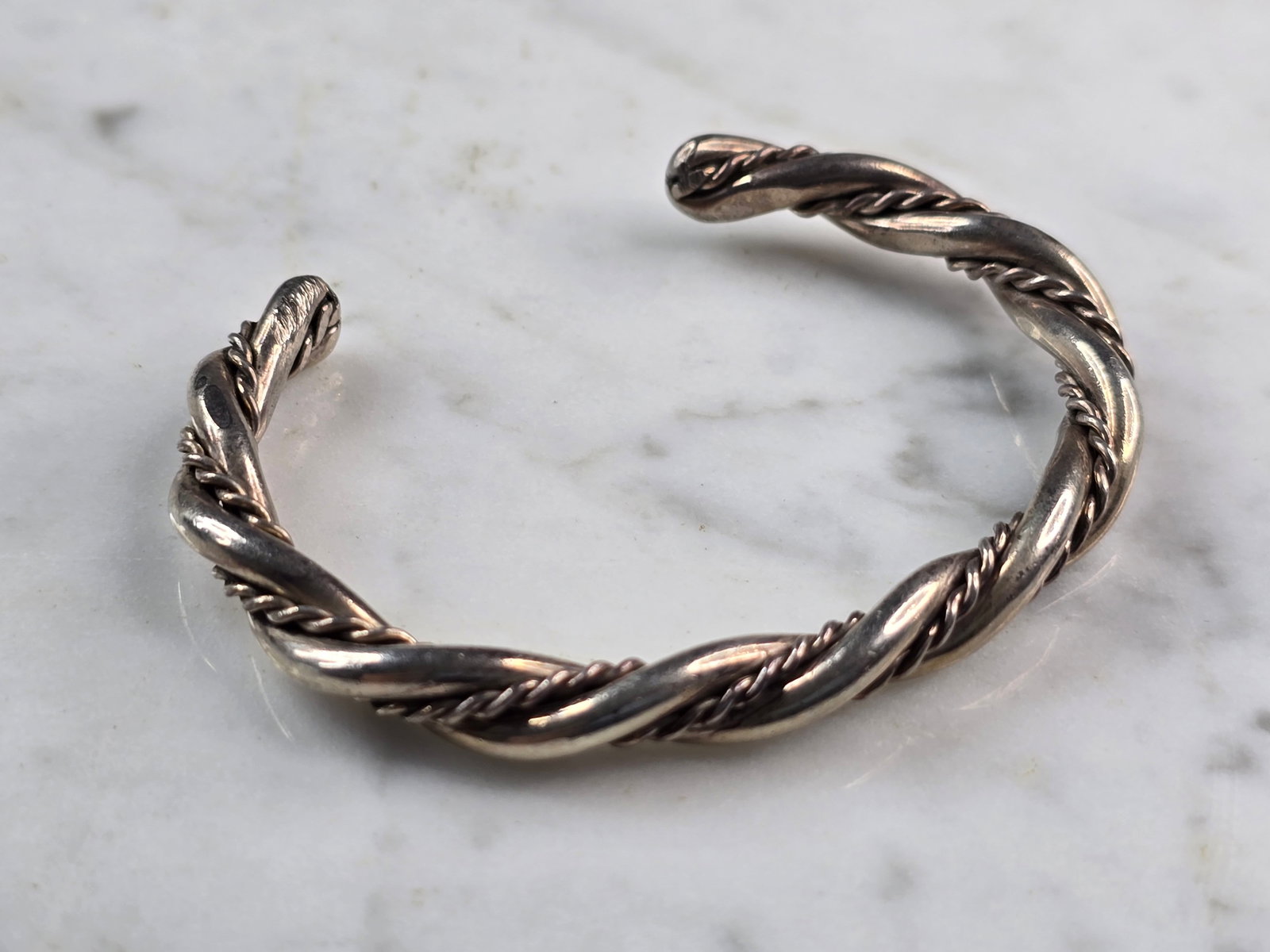Womens Vintage Sterling Silver Modernist Cuff Bracelet: FOR SALE IS THIS WONDERFUL WOMENS VINTAGE ESTATE STERLING SILVER MODERNIST CUFF BRACELET. THE BRACELET WEIGHS 29.7g AND IS ABOUT 1/4" WIDE. THE CIRCUMFERENCE WITH THE GAP IS 5 1/8". ANY QUESTIONS PLEA