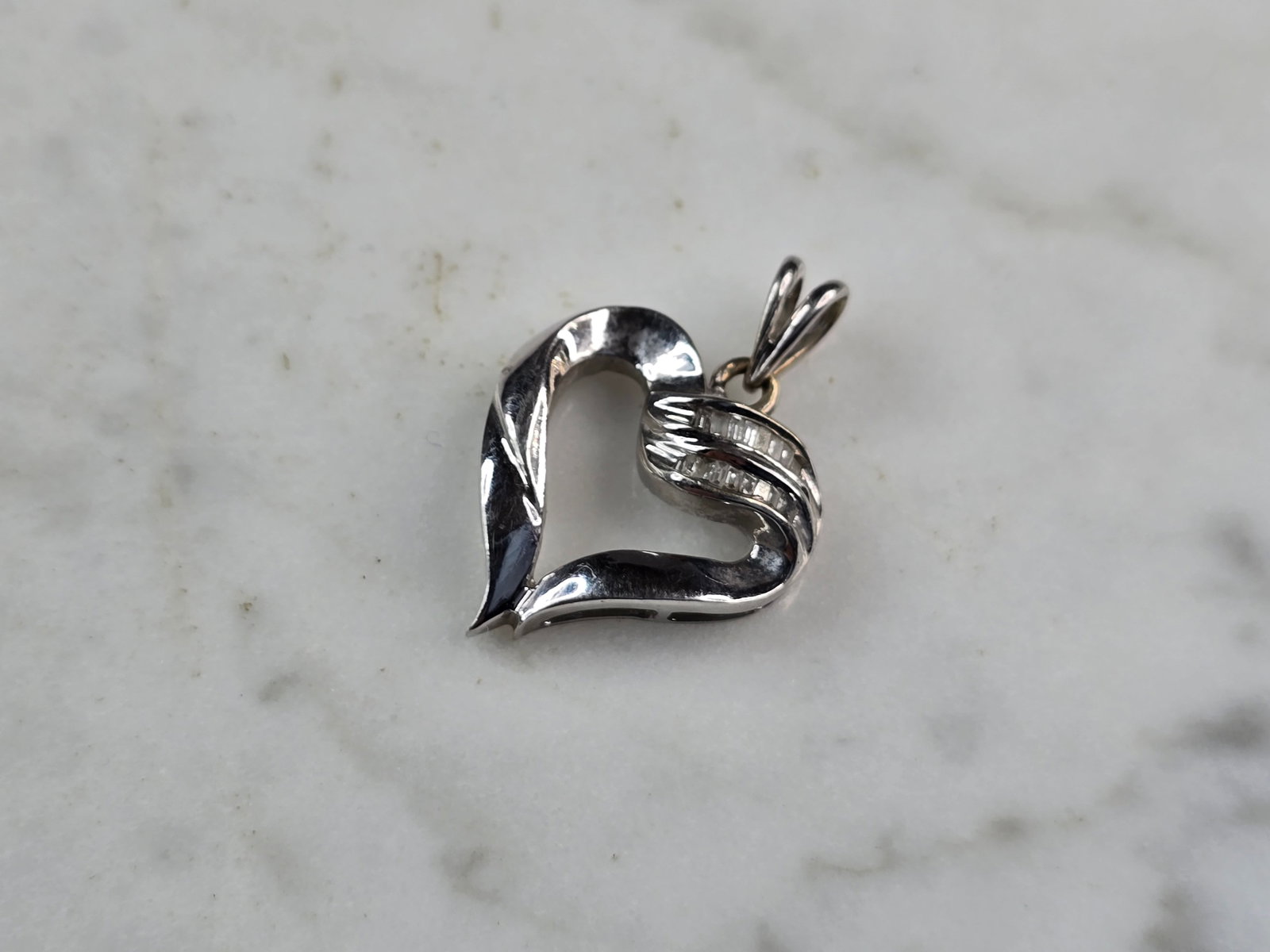 Womens Vintage Estate 14K White Gold Heart Diamond Pendant: A WOMENS VINTAGE ESTATE 14K WHITE GOLD HEART PENDANT WITH DIAMONDS. PENDANT WEIGHS 3.3g, AND MEASURES 1" BY 3/4". THERE ARE ABOUT .4cts OF DIAMONDS IN THIS PENDANT. WOULD MAKE A LOVELY GIFT FOR THAT S