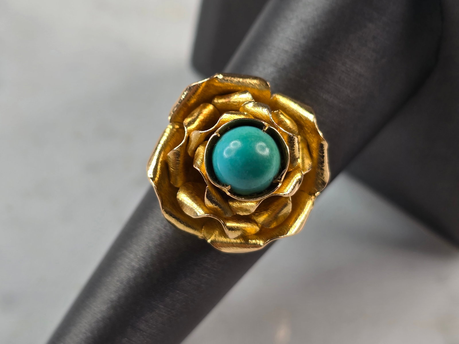 Womens Vintage Estate 18K Gold Flower Turquoise Ring: FOR SALE IS THIS LOVELY VINTAGE 18K YELLOW GOLD FLORAL TURQUOISE RING . THE TOTAL WEIGHT IS 8.1g, AND IS A SIZE 7.5. PIECE IS NOT MARKED, BUT IT HAS BEEN TESTED AND IS GUARANTEED TO BE 18K. TURQUOISE 