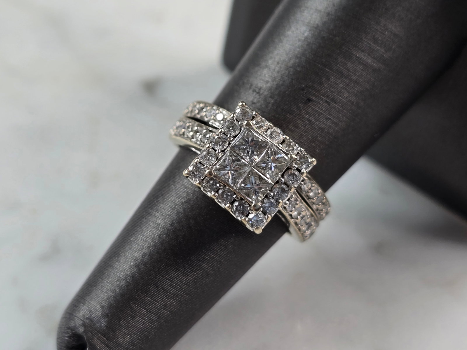 Womens Vintage Estate 14K White Gold Diamond Ring: FOR SALE IS THIS WOMENS VINTAGE ESTATE 14K WHITE GOLD DIAMOND RING. THE RING IS A SIZE 5.75 AND WEIGHS 6.9g. THERE ARE ABOUT 1.88cts OF DIAMONDS IN THIS RING. RING IS STAMPED 14K. RING MAKES A BEAUTIF