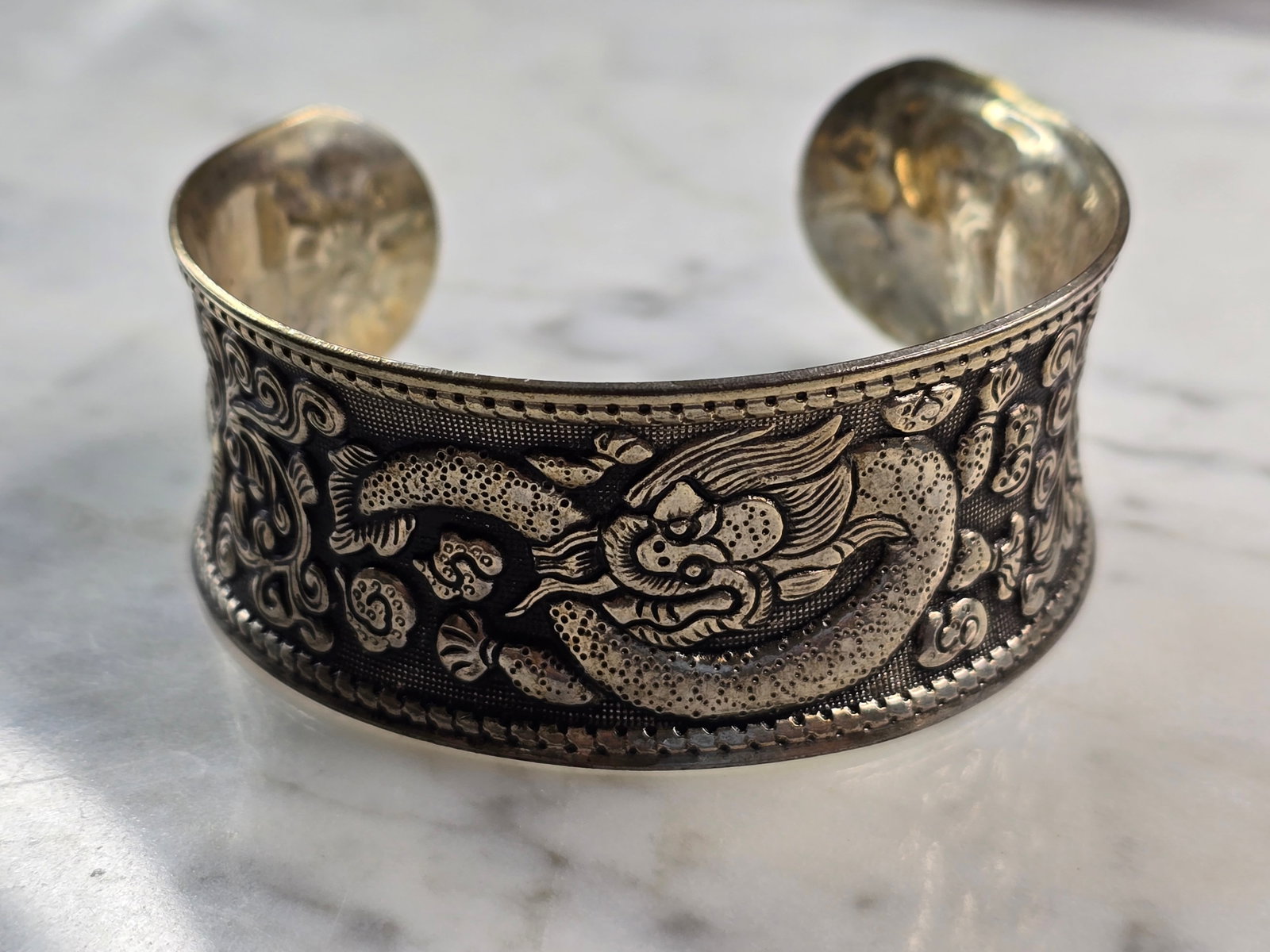 Womens Vintage Estate Silver Plated Copper Chinese Cuff Bracelet: A WOMENS VINTAGE ESTATE STERLING SILVER PLATED ON COPPER CHINESE CUFF BRACELET. THE BRACELET WEIGHS 41.3g AND IS ABOUT 1 1/8" WIDE. THE CIRCUMFERENCE WITH THE GAP IS 7". ANY QUESTIONS PLEASE DO NOT HE