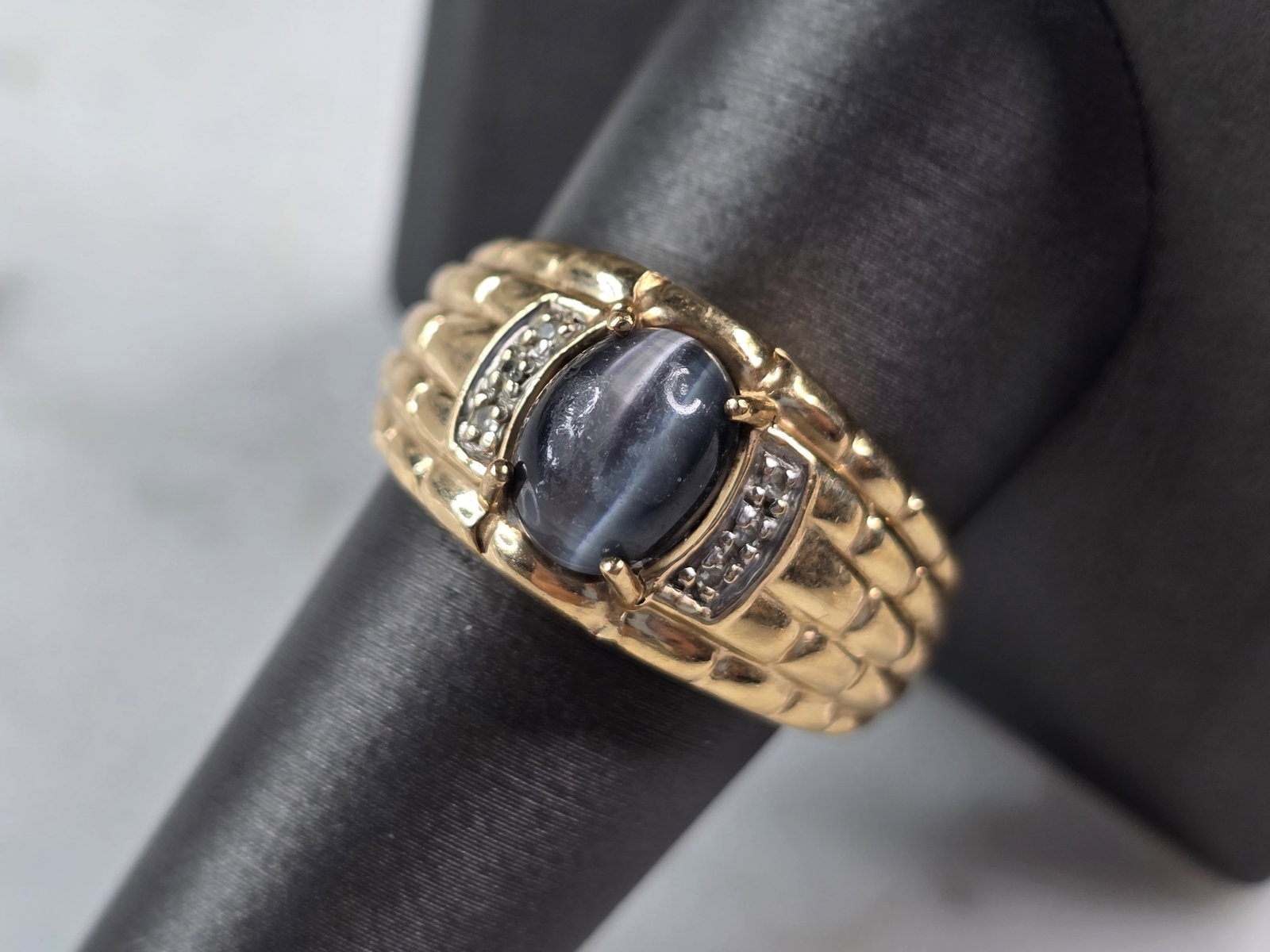Mens Vintage Estate 10K Gold Cats Eye Diamond Ring: A MEN'S VINTAGE ESTATE 10K GOLD CATS EYE DIAMOND RING. THE RING WEIGHS 6.7g. THE SIZE OF THE RING IS A 10.0. THERE ARE ABOUT .06cts OF DIAMONDS. RING IS MARKED 10K ON THE INSIDE OF THE BAND WITH A MAK