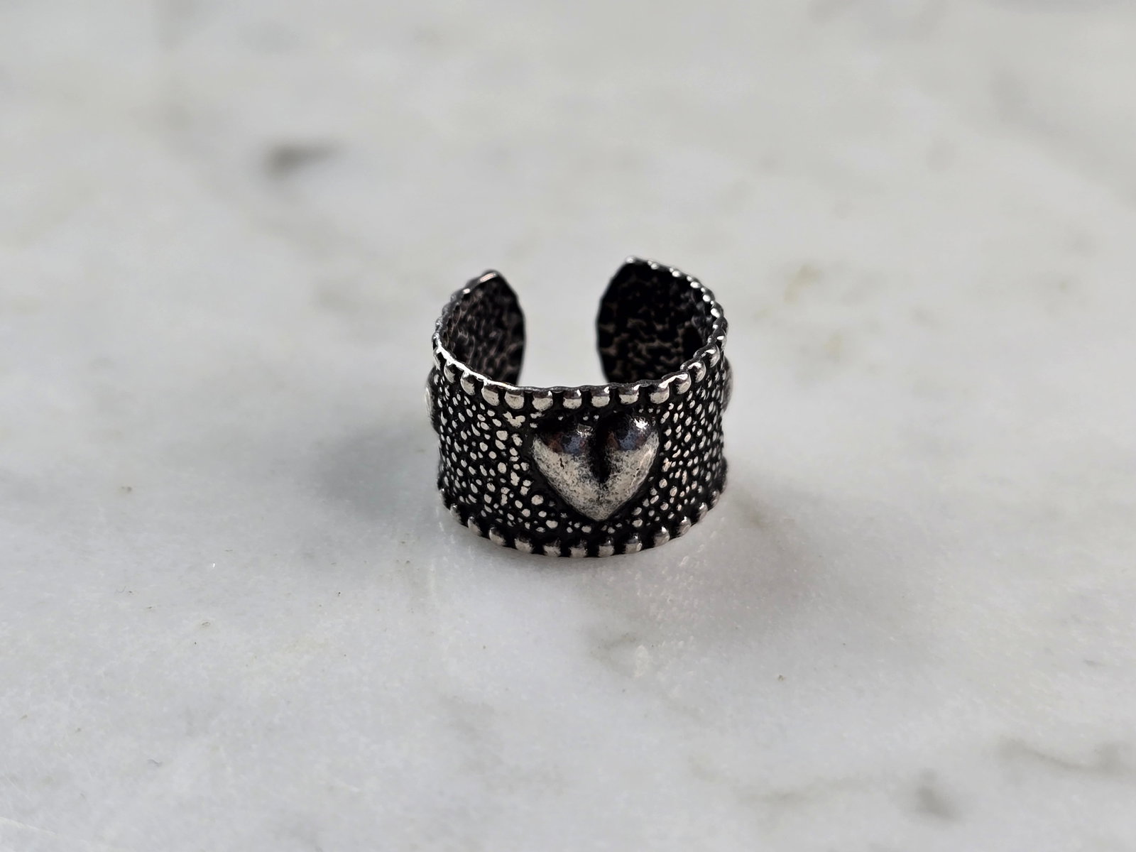 Womens Vintage Estate Sterling Silver Heart Ear Cuff Earring: FOR SALE IS A LOVELY WOMENS VINTAGE ESTATE STERLING SILVER HEART EAR CUFF EARRING. THE EAR CUFF WEIGHS 1g AND MEASURES 3/8" WIDE. THIS WOULD MAKE A NICE GIFT FOR THAT SOMEONE SPECIAL. ANY OTHER QUESTI