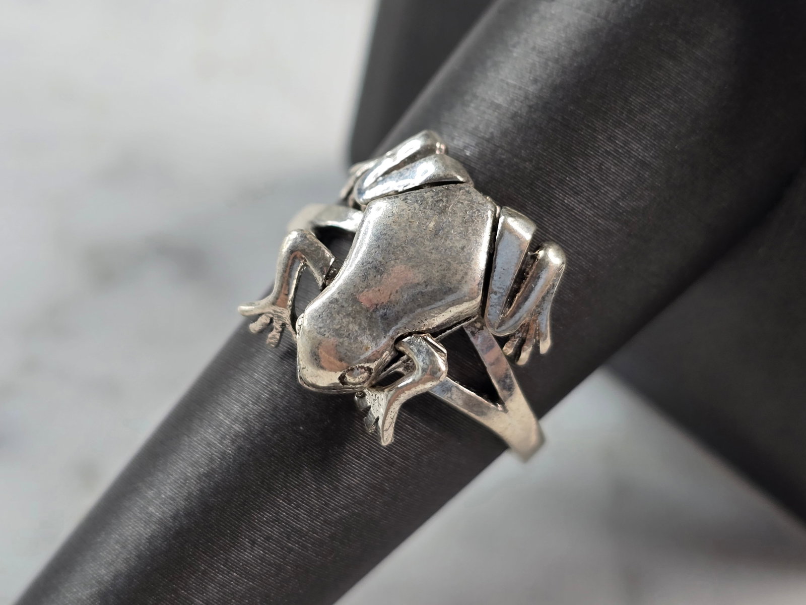 Womens Vintage Estate Sterling Silver Hinged Frog Ring: A VINTAGE ESTATE STERLING SILVER FROG RING. THE RING WEIGHS 3.9g AND IS A SIZE 9.25, HOWEVER WE DO HAVE MULTIPLE SIZES. PLEASE ASK PRIOR TO PURCHASE IF YOU NEED A DIFFERENT SIZE. THE USE OF THE WORD H