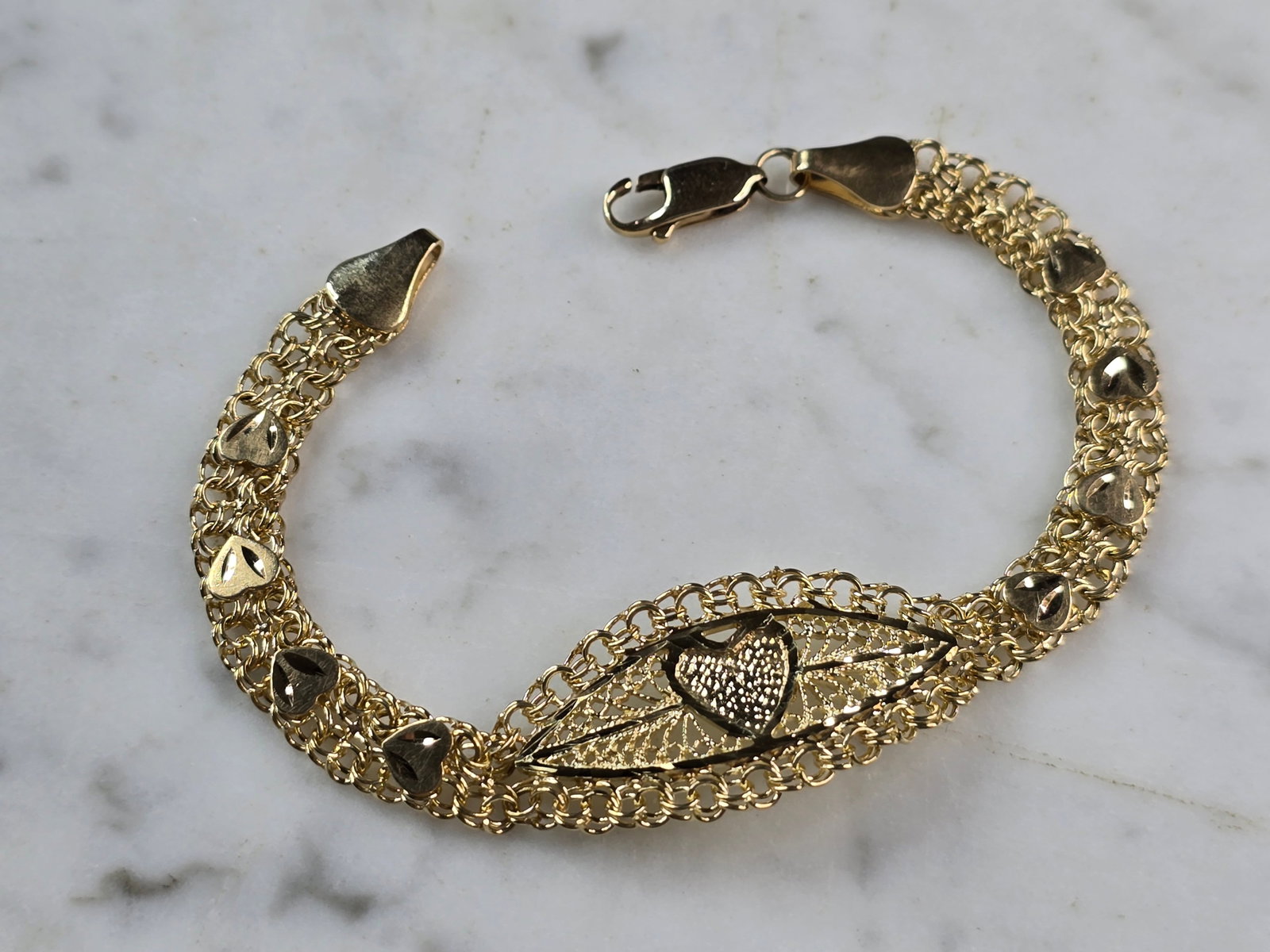 Womens Vinage Estate 10k Yellow Gold Heart Bracelet: A WOMENS VINTAGE ESTATE 10K YELLOW GOLD HEART BRACELET. THE BRACELET MEASURES 7 1/8" LONG BY 3/4" AND WEIGHS 9.8g. ANY QUESTIONS PLEASE DO NOT HESITATE TO ASK. BE SURE TO CHECK OUT SOME OF OUR OTHER G