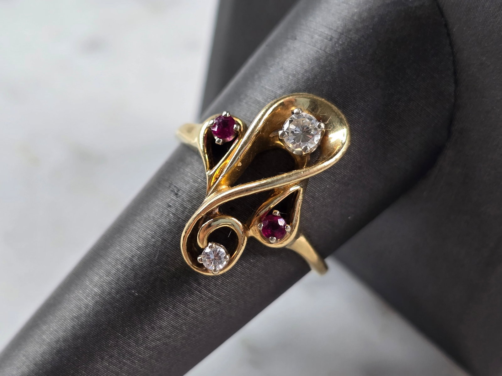 Womens Vintage Estate 14k Yellow Gold Amethyst & Diamond Ring: A WOMENS VINTAGE ESTATE 14K GOLD AMETHYST & DIAMOND RING. RING IS MARKED ON THE INSIDE "14K". THE SIZE OF THE RING IS A 9.0. RING WEIGHS 4.6g AND THERE ARE ABOUT .30cts OF DIAMONDS. THE STONES ARE LIG