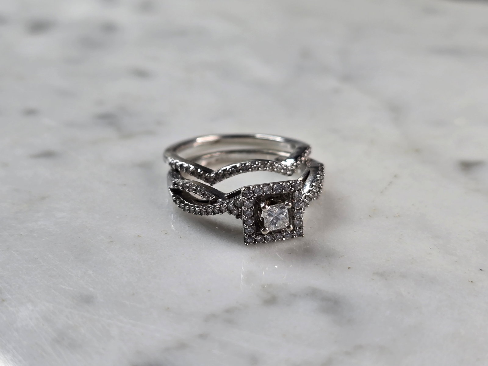 Womens Vintage Estate 14K White Gold Diamond Engagement Ring Set: FOR SALE IS THIS VINTAGE ESTATE 14K WHITE GOLD DIAMOND ENGAGEMENT RING SET. THE RING IS A SIZE 6.0, AND WEIGHS 5.5g. THERE ARE ABOUT 1.04cts OF DIAMONDS BETWEEN THE TWO RINGS. RING MAKES A BEAUTIFUL G