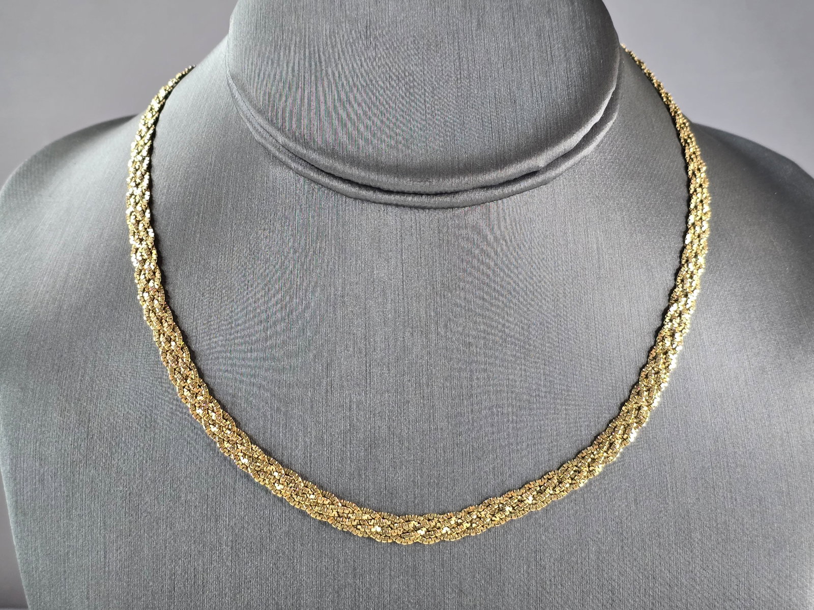 Womens Vintage Estate 14K Yellow Gold Mesh Necklace: FOR SALE IS THIS LOVELY WOMENS VINTAGE ESTATE 14K YELLOW GOLD MESH NECKLACE . THE NECKLACE WEIGHS 12.8g, AND MEASURES 16 1/4" LONG BY 1/4" WIDE. THIS MAKES A GREAT GIFT FOR THAT SOMEONE SPECIAL. ANY Q