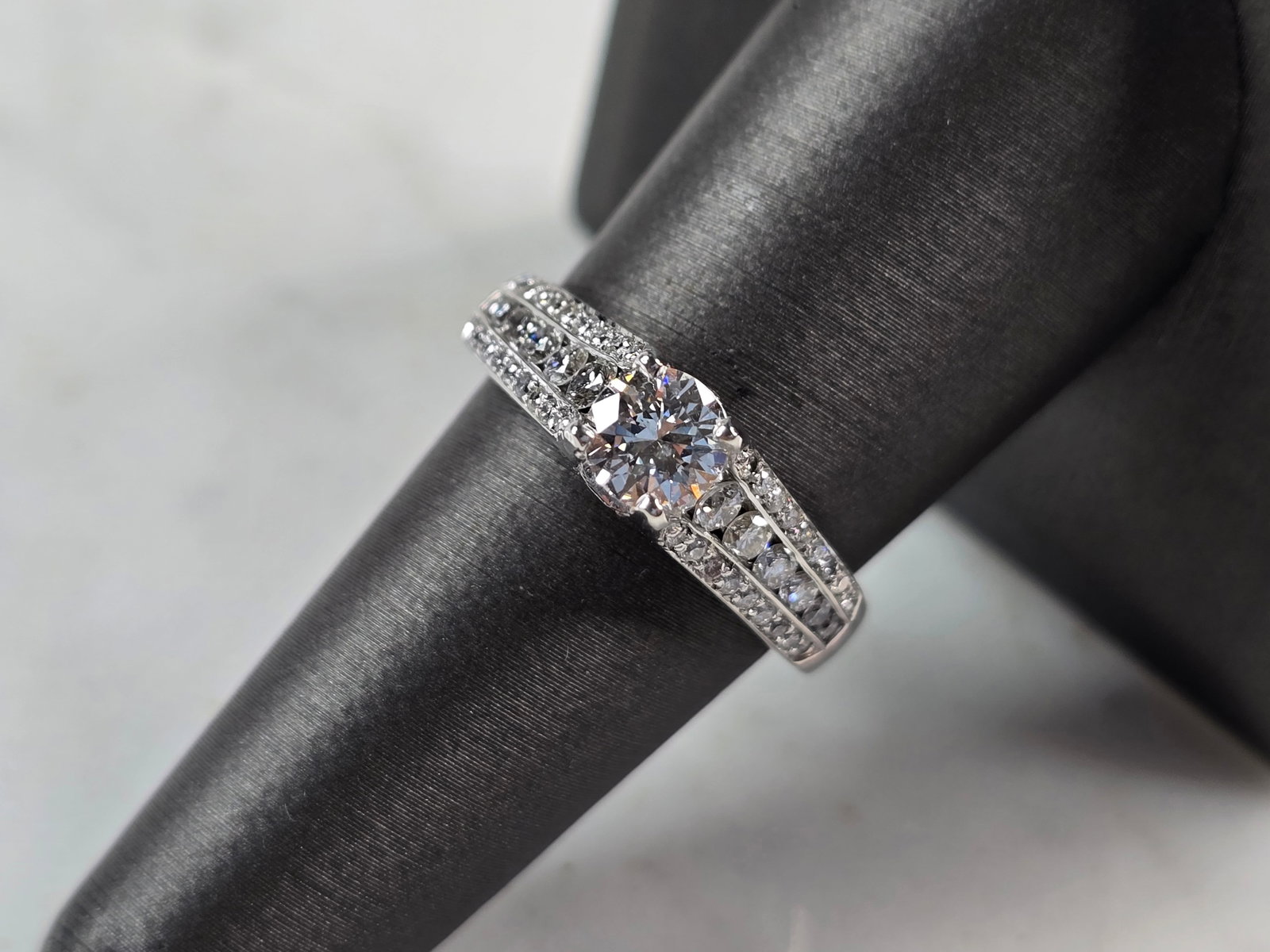 Exquisite Womens 14k White Gold Diamond Engagement Ring: AN EXQUISITE WOMEN'S 14K WHITE GOLD DIAMOND ENGAGEMENT RING. THE RING WEIGHS 4.9g. THE SIZE OF THE RING IS AN 8.0. THE CENTER DIAMOND IS ABOUT .75cts, TOTAL CARAT WEIGHT IS ABOUT 1.75cts. NOT SURE OF 