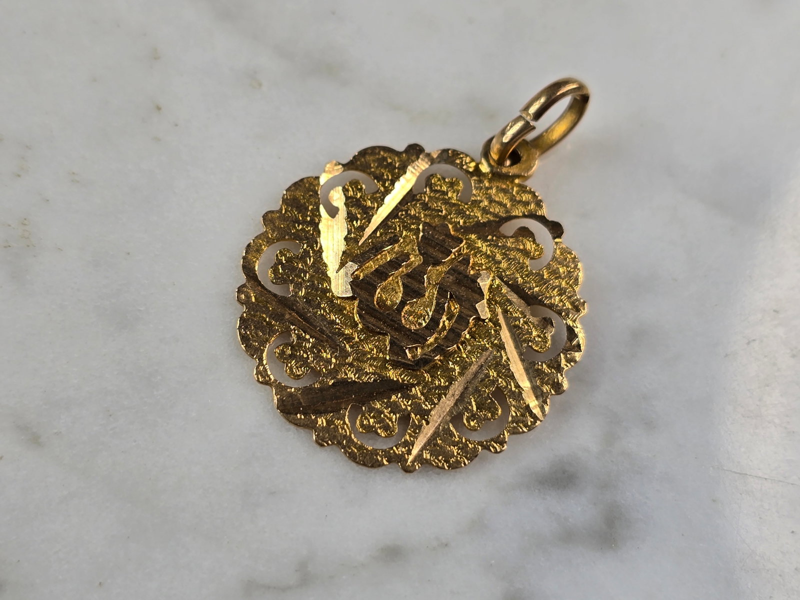 Vintage Estate 18k Gold Muslim Pendant: FOR SALE IS THIS LOVELY WOMENS VINTAGE 18K YELLOW GOLD MUSLIM PENDANT . THE TOTAL WEIGHT IS 2.6g. THE PENDANT MEASURES 1 1/4" LONG BY 7/8" WIDE. ANY QUESTIONS PLEASE DONT HESITATE TO ASK. BE SURE TO C