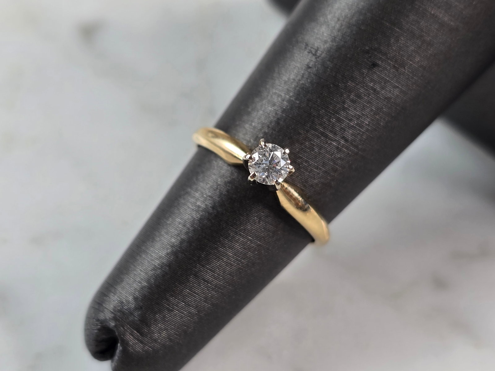 Womens 14K Gold Solitaire Diamond Engagement Ring: FOR SALE IS THIS WOMENS VINTAGE ESTATE 14K GOLD SOLITAIRE DIAMOND ENGAGEMENT RING. THE RING IS A SIZE 4.75 AND WEIGHS 1.7g. THE DIAMOND IS ABOUT .20cts. THE RING MAKES A BEAUTIFUL, GIFT FOR THAT SOMEO