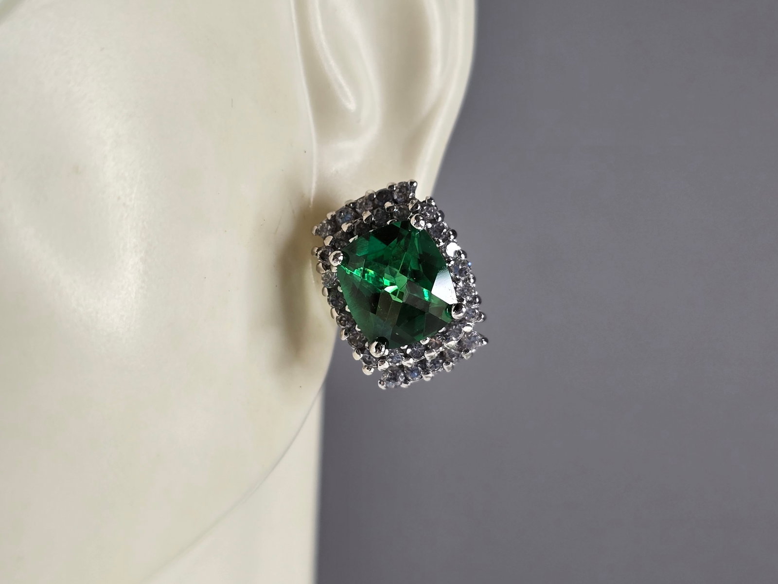 Pr of Womens 14K White Gold Stick Earrings: A PAIR OF 14K WHITE GOLD STICK EARRINGS WITH CUBIC ZIRCONIA AND EMERALD COLORED STONES. THE EARRINGS WEIGH 8.8g, AND MEASURE 5/8" LONG BY 1/2" WIDE. THE MAIN STONES ARE ABOUT 2.0cts IN SIZE. THIS MAKE