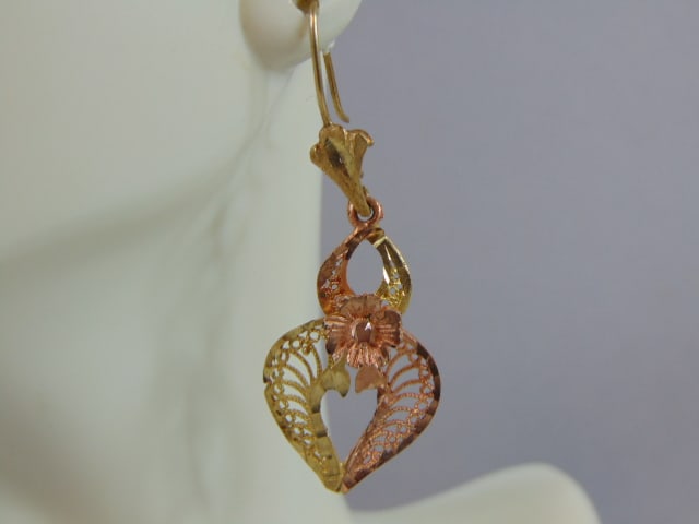 Vintage 14K Yellow & Rose Gold Dangle Heart Earrings: FOR SALE IS THIS PAIR OF 14K YELLOW GOLD DANGLE EARRINGS WITH HEART AND FLOWER DESIGN. THE EARRINGS WEIGH 4.4g, AND MEASURE 1 1/2'" LONG BY 3/4" WIDE. THIS MAKES A LOVELY GIFT FOR THAT SOMEONE SPECIAL