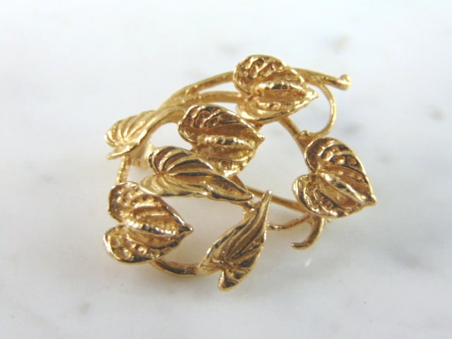 Womens Vintage Estate 14K Gold Floral Brooch: A LOVELY WOMENS VINTAGE ESTATE 14K YELLOW GOLD FLORAL BROOCH. BROOCH MEASURES 1" LONG BY 7/8" WIDE, AND WEIGHS 5.3g. WOULD MAKE A GREAT GIFT FOR THAT SPECIAL SOMEONE. ANY QUESTIONS PLEASE DO NOT HESIT
