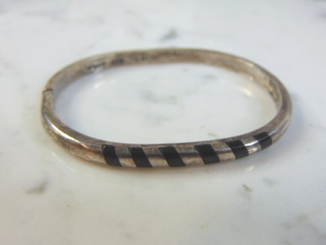 Womens Vintage Sterling Silver Onyx Bangle Bracelet: FOR SALE IS THIS VINTAGE ESTATE STERLING SILVER & ONYX BANGLE BRACELET. THE BRACELET WEIGHS 26.0g AND MEASURES 1/8" WIDE BY 6 1/2" IN CIRCUMFERENCE. MAKES A GREAT GIFT FOR THAT SOMEONE SPECIAL. IF ANY