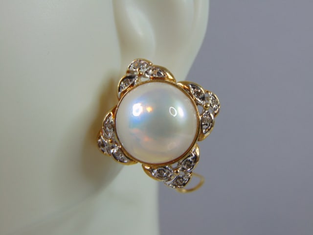 Womens Vintage Estate 14K Gold Diamond Pearl Earrings: FOR SALE IS THIS LOVELY PAIR OF 14K YELLOW GOLD STICK EARRINGS WITH DIAMONDS AND PEARLS . EACH EARRING HAS 12 SMALL DIAMONDS, TOTALING .12ct OF DIAMONDS. THE PAIR OF EARRINGS WEIGH 9.6g AND EACH MEASU