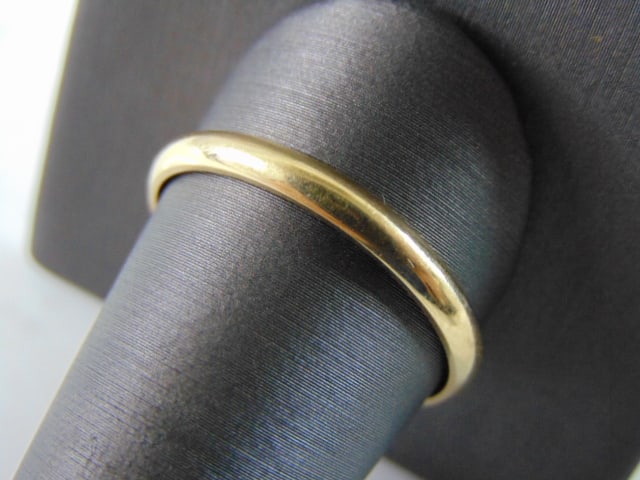 Vintage Estate 14k Yellow Gold Wedding Band Ring: THIS ITEM IS A VINTAGE ESTATE 14K GOLD WEDDING BAND. RING IS MARKED ON THE INSIDE "ARTCARVED 14K". THE SIZE OF THE RING IS A 13.25. THE RING WEIGHS 3.1g AND IS 1/16" WIDE. ANY QUESTIONS PLEASE DO NOT 