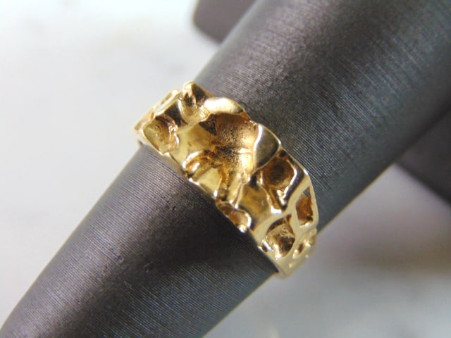 Womens Vintage Estate 10K Gold Nugget Ring: A WOMENS VINTAGE 10K GOLD NUGGET RING. THE RING SIZE IS A 5.75, AND WEIGHS 3.8g. ANY QUESTIONS PLEASE DONT HESITATE TO ASK. BE SURE TO CHECK OUT SOME OF MY OTHER GREAT ITEMS UP FOR SALE. THANK YOU.
