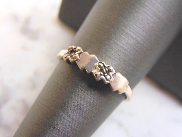 Women's Vintage Estate Sterling Silver Ring: A WOMEN'S VINTAGE ESTATE STERLING SILVER RING. THE RING WEIGHS 2.2g, AND IS A SIZE 7.25. ANY QUESTIONS, PLEASE DO NOT HESITATE TO ASK. THIS MAKES A WONDERFUL GIFT FOR THAT SOMEONE SPECIAL. BE SURE TO 