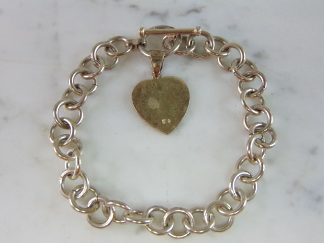 Womens Vintage Sterling Silver Heart Charm Bracelet: FOR SALE IS A LOVELY VINTAGE ESTATE .925 STERLING SILVER HEART CHARM BRACELET. BRACELET MEASURES 8 3/8" LONG BY 3/8" WIDE AND WEIGHS 27.3g. THIS WOULD MAKE A LOVELY GIFT FOR THAT SOMEONE SPECIAL. ANY 