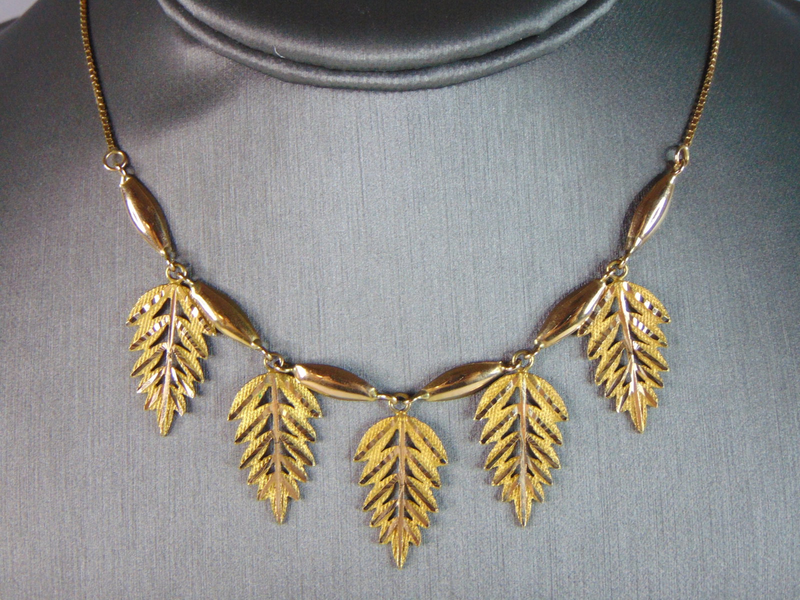 Womens Vintage Estate 14K Yellow Gold Palm Leaf Necklace: FOR SALE IS THIS LOVELY VINTAGE ESTATE 14K GOLD PALM LEAF NECKLACE. THE WEIGHT OF THE NECKLACE IS 9.2g. THE NECKLACE MEASURES 16 1/2" LONG BY 1" WIDE AT THE LEAF. MAKES A GREAT GIFT FOR THAT SPECIAL S