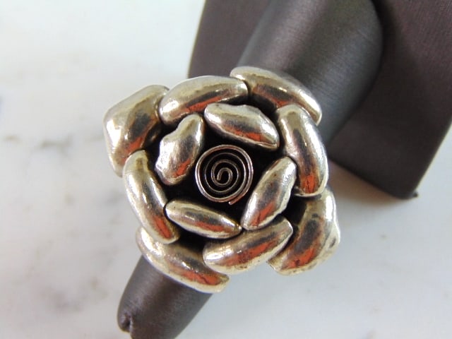 Womens Vintage Estate Sterling Silver Rose Ring: THIS ITEM IS A LOVELY WOMENS VINTAGE ESTATE .925 STERLING SILVER ROSE RING. RING SIZE IS A 7 AND WEIGHS 15.1g. THIS WOULD MAKE A NICE GIFT FOR THAT SOMEONE SPECIAL. ANY QUESTIONS PLEASE DO NOT HESITAT