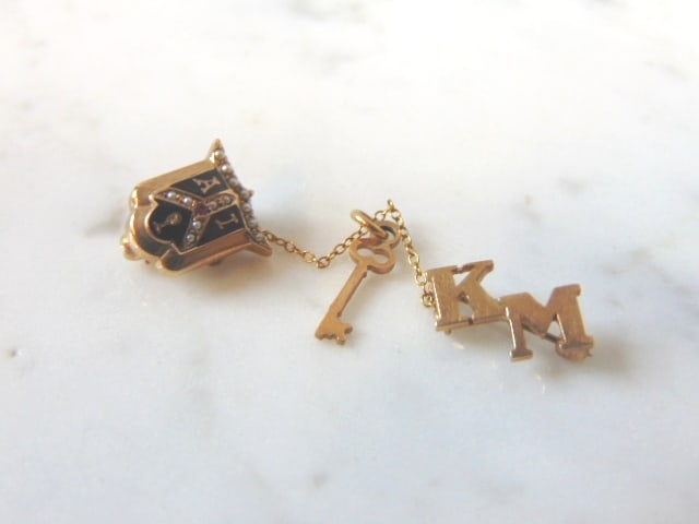 10K Yellow Gold and Pearls Alpha Iota Sorority Pin: FOR SALE IS A VINTAGE ESTATE 10K YELLOW GOLD AND 13 PEARLS ALPHA IOTA SORORITY PIN. IN THE CENTER OF THE PIN IS A VERY SMALL RED GEMSTONE. ATTACHED BY CHAIN TO THE SORORITY PIN IS A "KEY" AND THE INIT