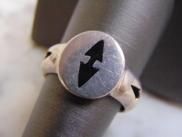 Vintage Estate Sterling Silver Up Down Arrow Ring: FOR SALE IS A VINTAGE ESTATE STERLING SILVER UP DOWN ARROW RING . THE RING IS A SIZE 5.75, AND WEIGHS 4.8g. THIS WOULD MAKE A NICE GIFT FOR THAT SOMEONE SPECIAL. ANY QUESTIONS PLEASE DO NOT HESITATE T