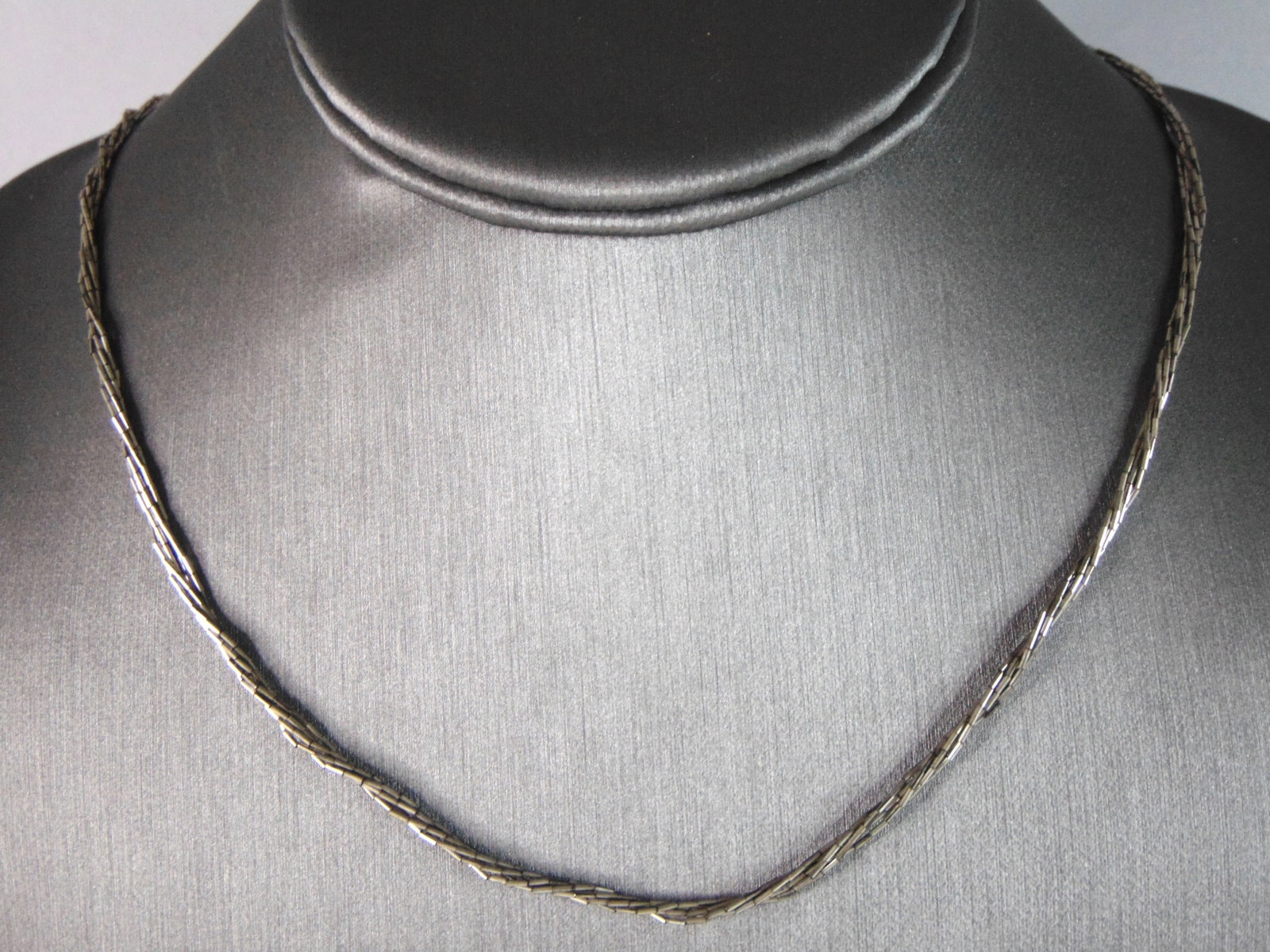 Women's Vintage Estate Sterling Silver Necklace: FOR SALE IS THIS LOVELY VINTAGE ESTATE STERLING SILVER NECKLACE. THE NECKLACE MEASURES 20" FROM THE CLASP BY 1/8", AND WEIGHS 5.6g. THIS WOULD MAKE A WONDERFUL GIFT FOR THAT SPECIAL SOMEONE. ANY QUEST