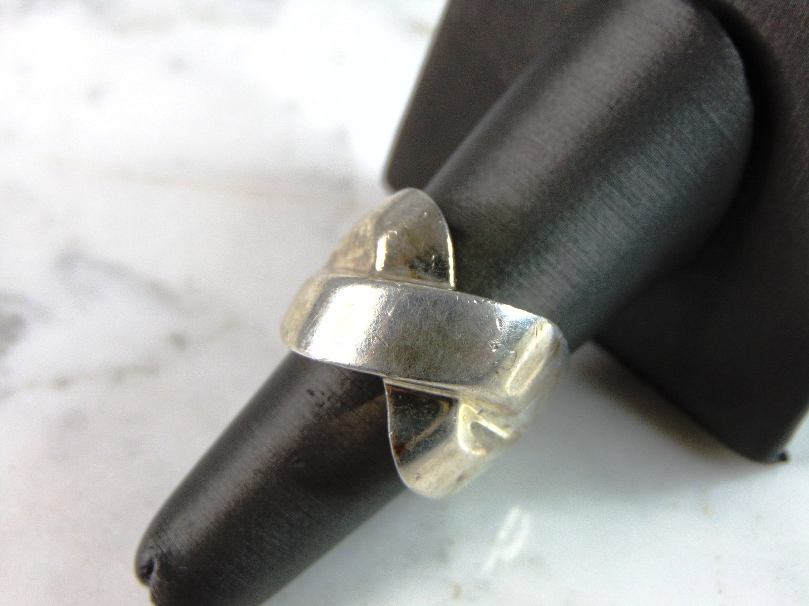 Womens Vintage Estate Sterling Silver Modernist Ring: A WOMENS VINTAGE ESTATE STERLING SILVER MODERNIST RING THAT WEIGHS 20.6g. THE RING IS A SIZE 7.25. THIS WOULD MAKE A NICE GIFT FOR THAT SOMEONE SPECIAL. ANY QUESTIONS PLEASE DO NOT HESITATE TO ASK. BE