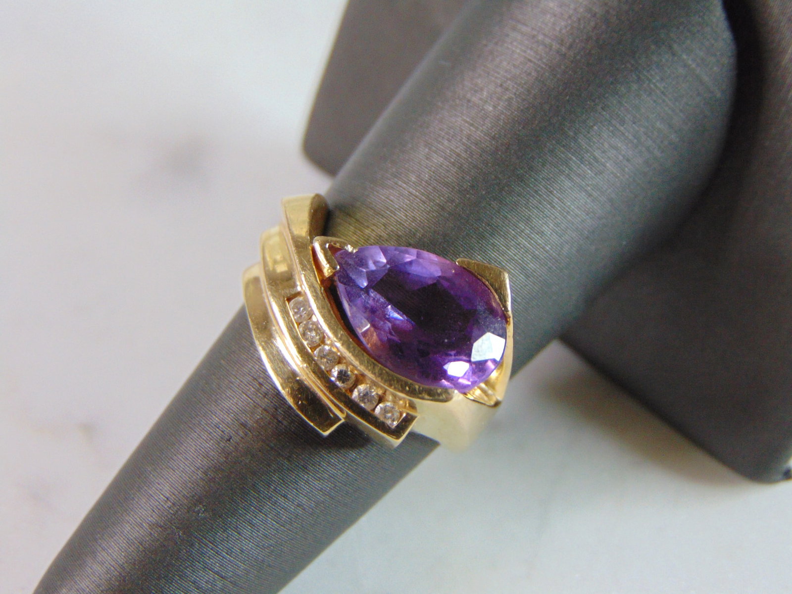 Womens Vintage Estate 10K Yellow Gold Amethyst & Diamond Ring: A WOMEN'S VINTAGE ESTATE 10K YELLOW GOLD RING WITH AN AMETHYST STONE AND DIAMONDS . THE RING WEIGHS 7.0g. THE RING SIZE IS A 7.25. THERE ARE 6 TINY DIAMONDS. ANY QUESTIONS, PLEASE DON'T HESITATE TO AS