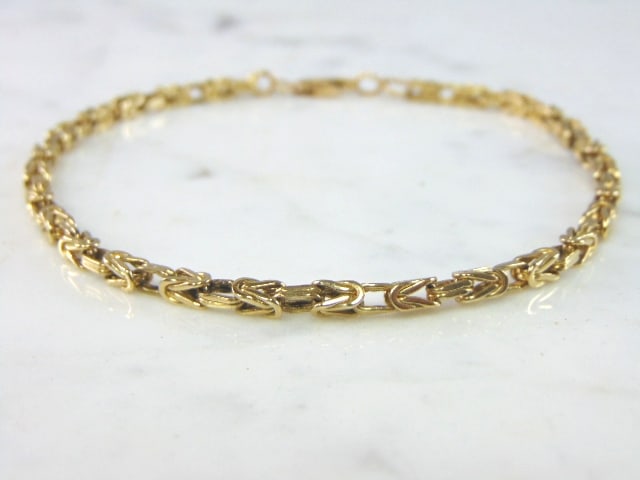 Womens Vintage Estate 14K Gold Byzantine Bracelet: FOR SALE IS A VINTAGE WOMEN'S 14K YELLOW GOLD BYZANTINE BRACELET. BRACELET MEASURES 10" LONG BY 1/8" WIDE , AND WEIGHS 13.9g. THIS WOULD MAKE A LOVELY GIFT AND IS A GREAT VALUE FOR THE MONEY.