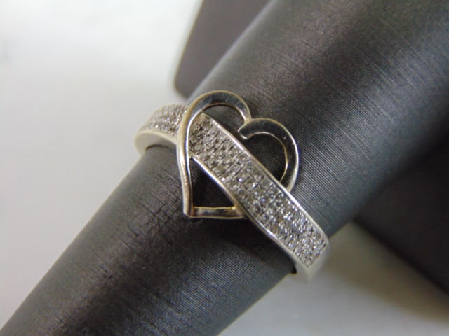 Womens Vintage Estate 10K White Gold Diamond Heart Ring: A WOMENS VINTAGE ESTATE 10K WHITE GOLD DIAMOND HEART RING . THE RING WEIGHS 2.7g, AND IS A SIZE 7.25. THERE ARE ABOUT .74cts OF DIAMONDS. RING IS STAMPED ON THE INSIDE. ANY QUESTIONS, PLEASE DO NOT HE