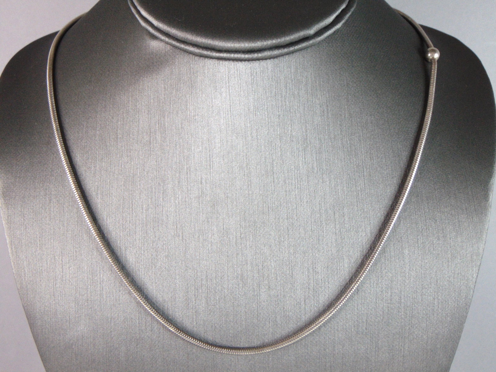 Womens Vintage Estate Sterling Silver Modernist Necklace: FOR SALE IS THIS WOMENS VINTAGE ESTATE .925 STERLING SILVER MODERNIST NECKLACE. NECKLACE WEIGHS 13.4g AND MEASURES 20" LONG BY 1/8" WIDE. MAKES A GREAT GIFT FOR THAT SOMEONE SPECIAL. IF ANY QUESTIONS,
