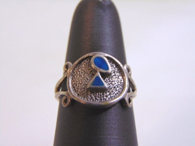 Womens Vintage Estate Sterling Silver Modern Abstract Turquoise Ring: FOR SALE IS A LOVELY VINTAGE ESTATE STERLING SILVER RING WITH TURQUOISE INLAY. THE RING SIZE IS 8.25, AND WEIGHS 3.1g. THIS WOULD MAKE A NICE GIFT FOR THAT SOMEONE SPECIAL. ANY QUESTIONS, PLEASE DO NO