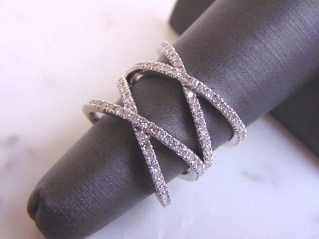 Womens 14K White Gold Diamond Ring: FOR SALE IS THIS 14K WHITE GOLD DIAMOND RING WITH ABOUT .88cts OF DIAMONDS IN IT. THE RING WEIGHS 5.6g. THE SIZE OF THE RING IS A 6.0. THIS MAKES A LOVELY GIFT FOR THAT SOMEONE SPECIAL. ANY QUESTIONS 